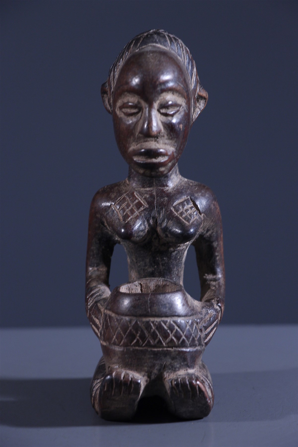 Porteuse de coupe Luba (10363) Statuettes Luba Art africain