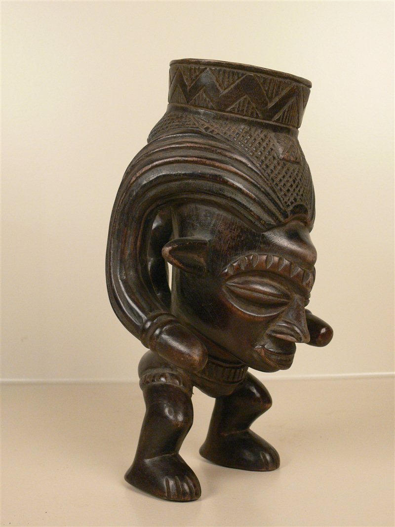 Bushoong Royal Kuba Bushoong cut (2821) - Used objects, pulleys, boxes, loom, awale
