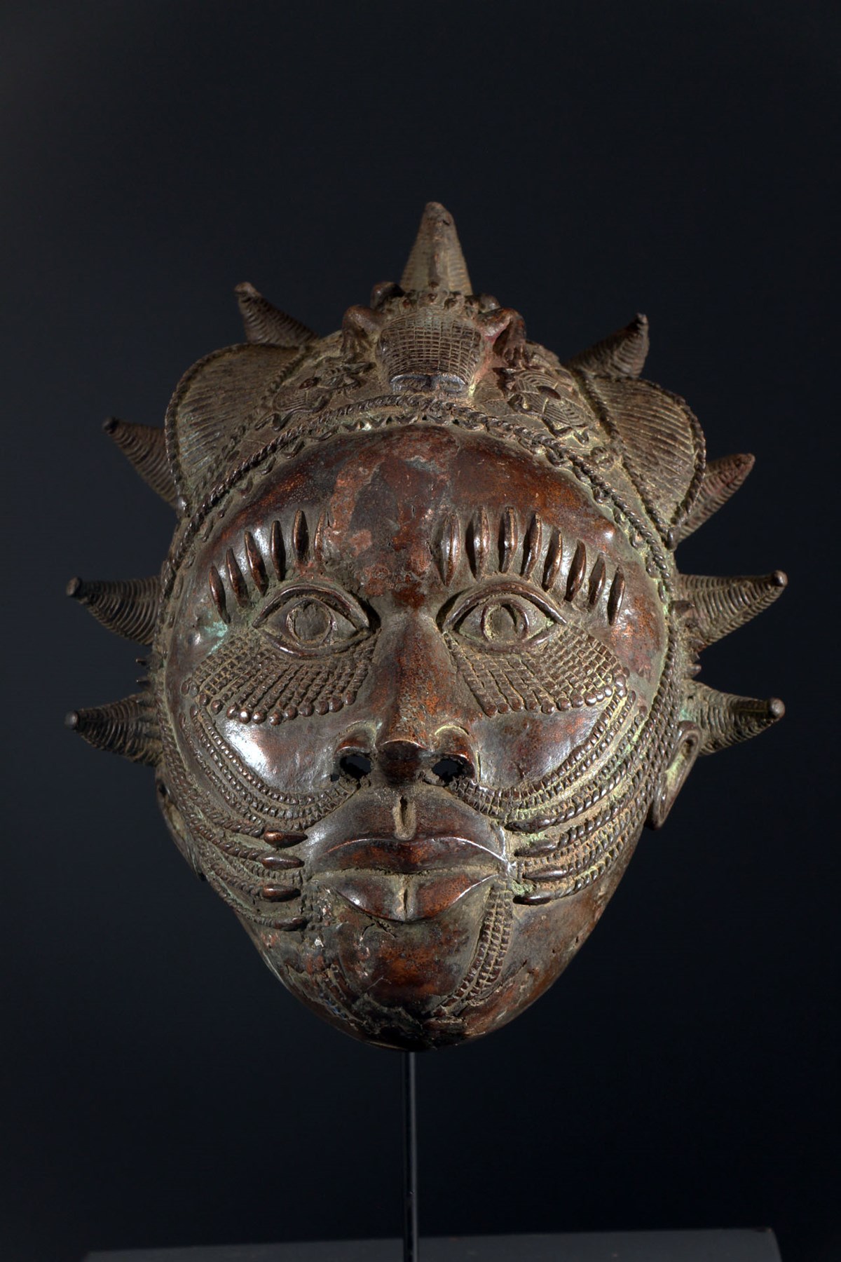 ancien Masque tribal artisanal en Bronze dorigine africain en bon etat Doré